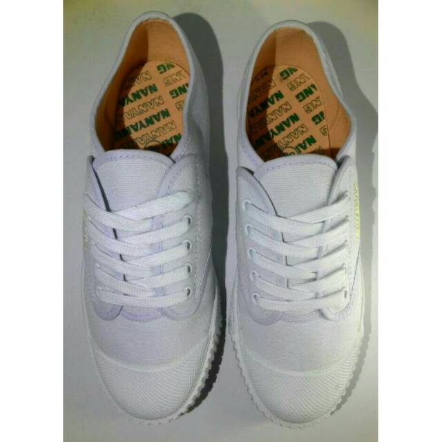 Sepatu Takrau Nanyang putih