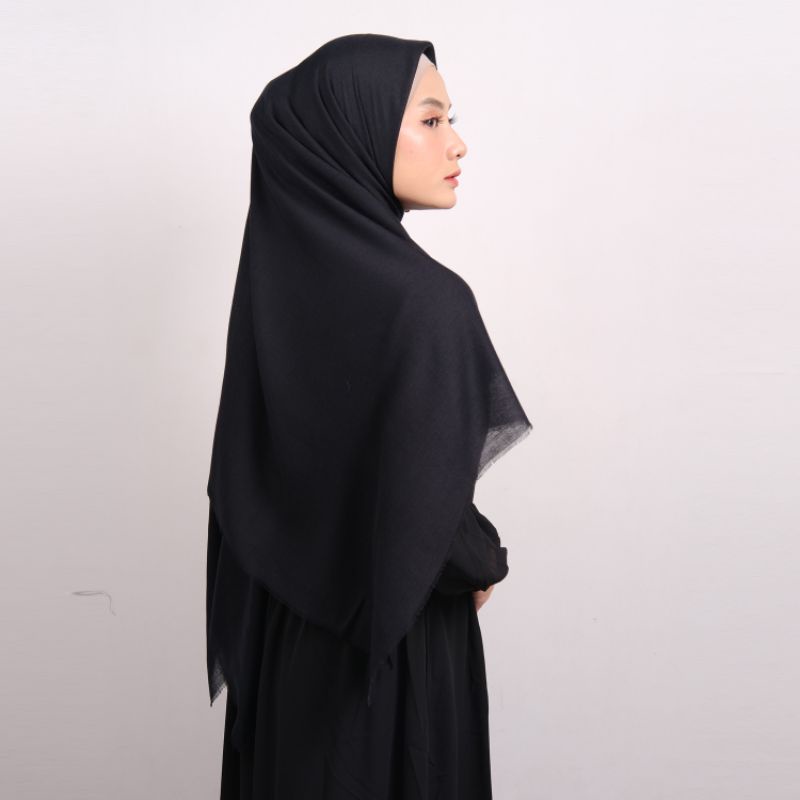 Jilbab Segi Empat Jumbo Syari Saudia Rawis 140x140 / Segiempat Jumbo Premium Warna Hitam - Shararia 
