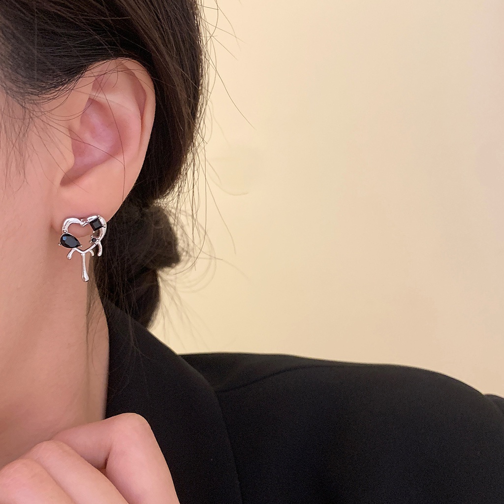 Anting Tusuk Motif Hati Simple Ala Korea Warna Hitam Untuk Wanita