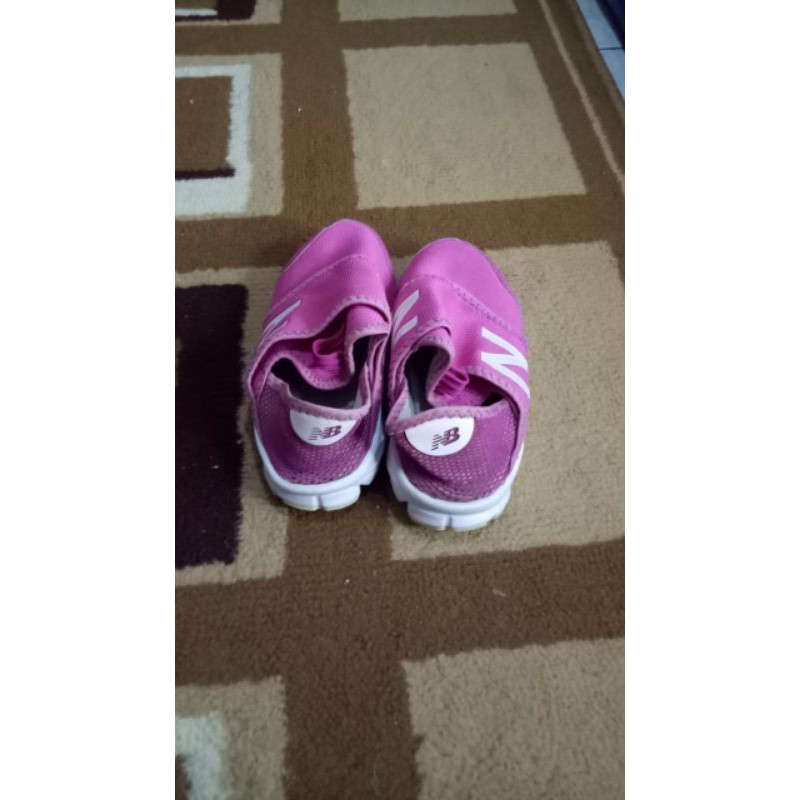 Sepatu anak new balance