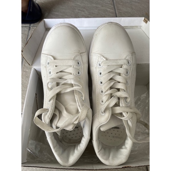 preloved sepatu putih sneakers kkv wanit