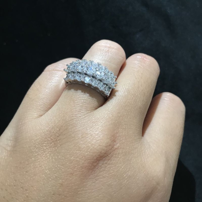 Cincin emeral diamond dan blue sapphire persis sperti berlian asli,mewah,tdak berkarat,asli ada kode vier didlm cincin