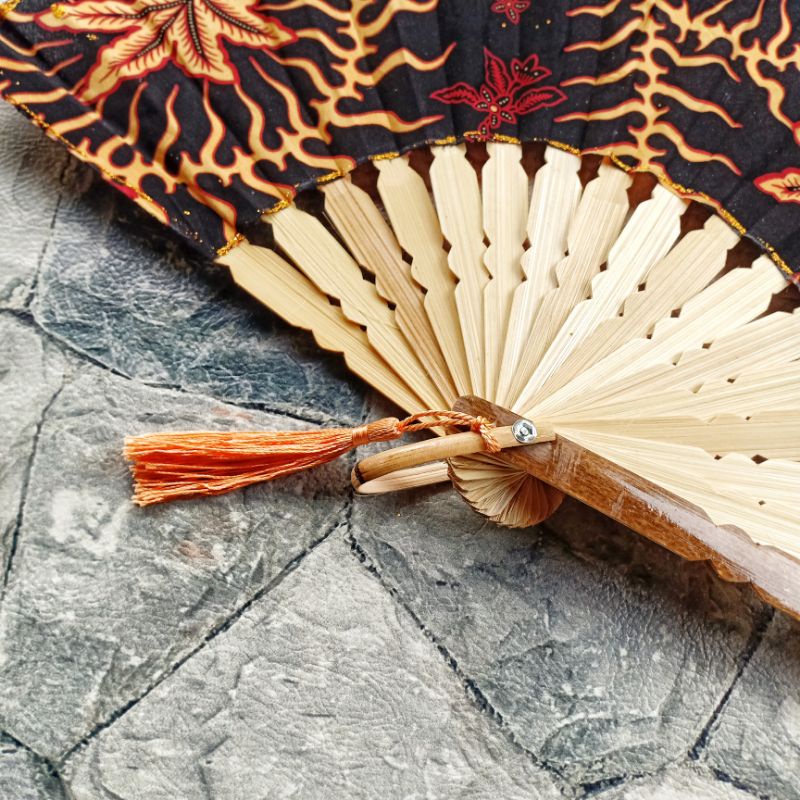 Kipas Batik Besar 28 cm Khas Bali / Souvenir Pernikahan / Souvenir Kipas Batik / Kotak Kipas / Kipas Bali Murah / Souvenir Nikah / Kerajinan Kipas Bali / Oleh Oleh Bali Murah / Box Kipas Vintage / Kipas Tari Batik Bolak Balik / Kipas Double / Craft Dewata