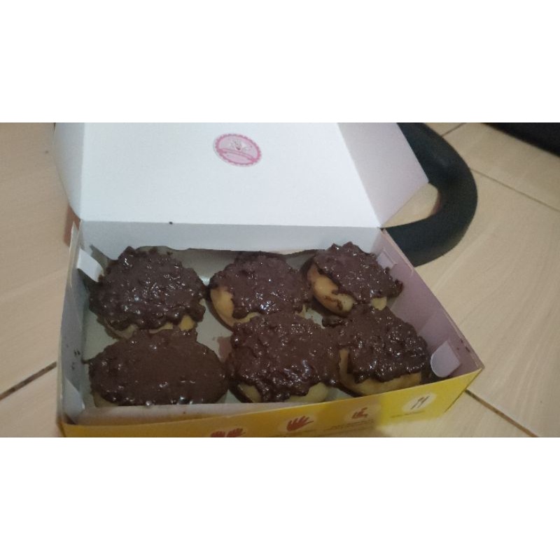 

donat glaze full choco chruncy isi 6