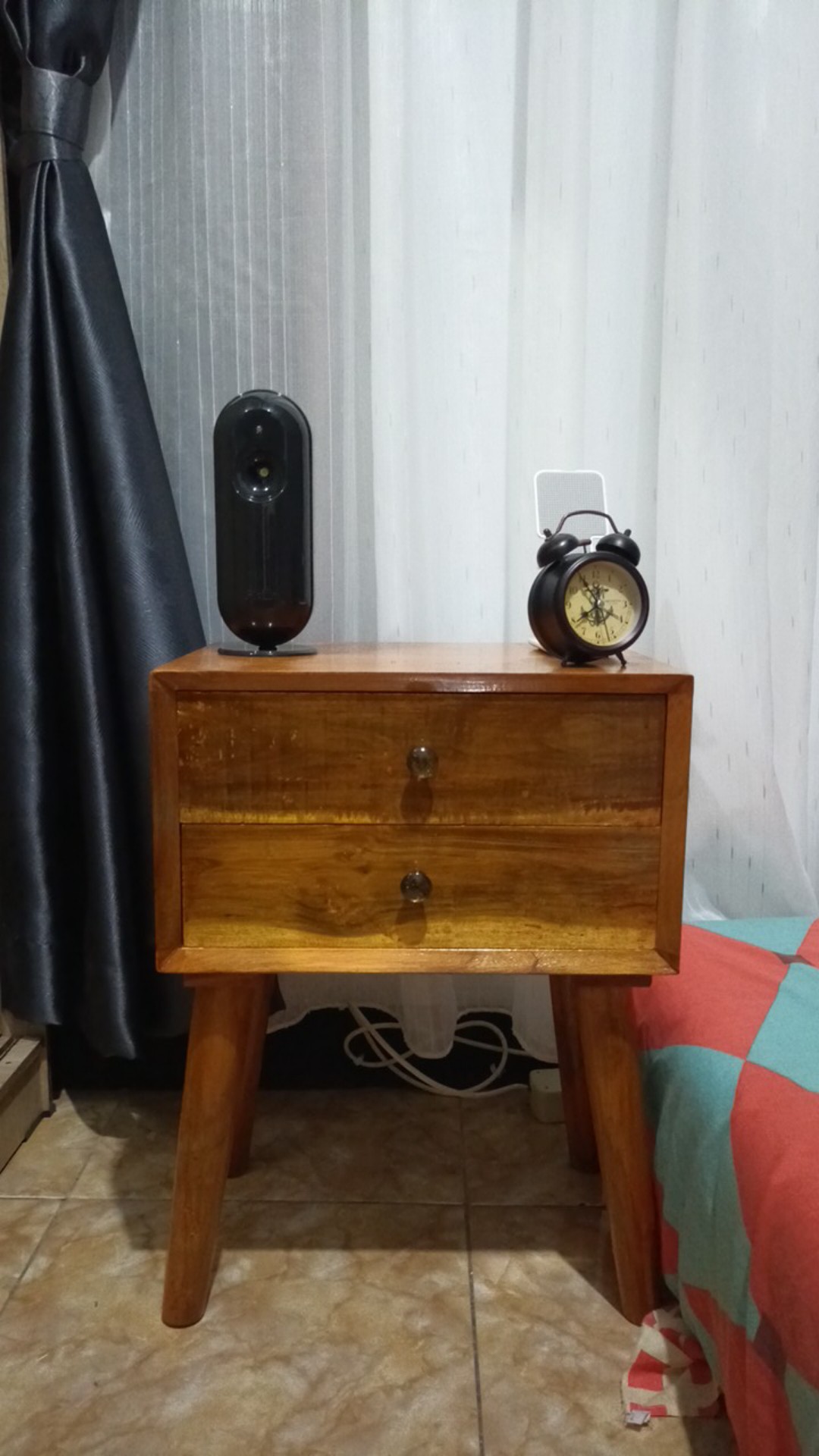 Meja Nakas Ukuran 40x30x55 Kaki Kecil Warna Plitur Pegangan Bulat Kecil