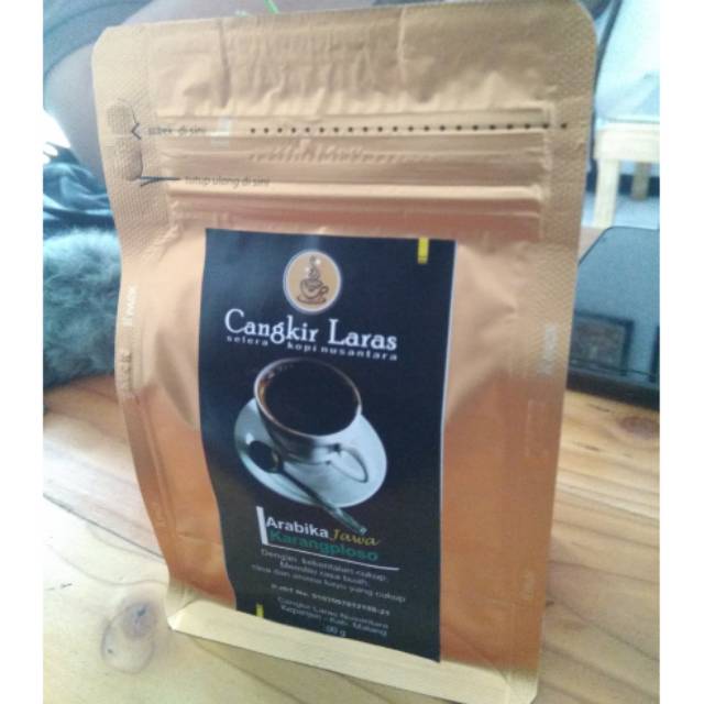 

Kopi bubuk arabika karangploso cangkir laras