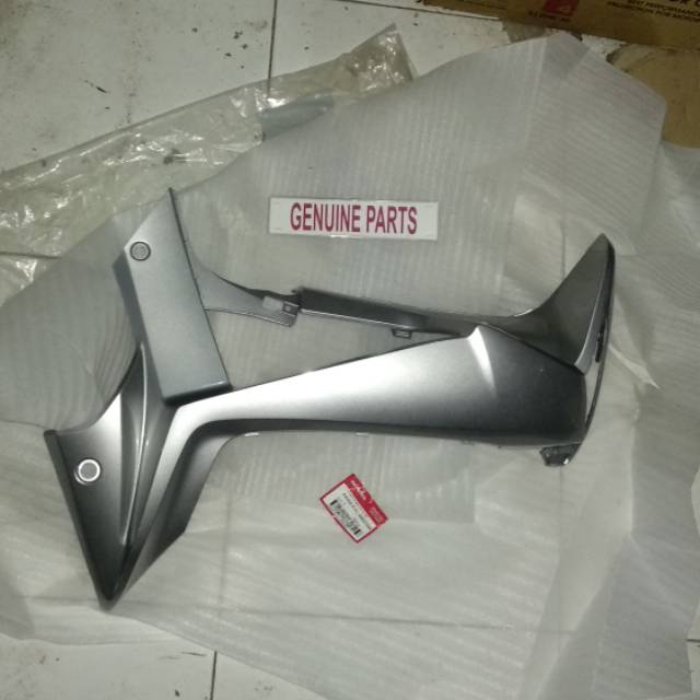 Sayap Kanan Cover Samping Supra X 125 Fi Injeksi Silver 64400-KVL-N00DSM Orginal Ahm