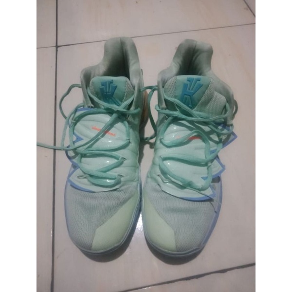 sepatu basket kyrie 5 Squidward