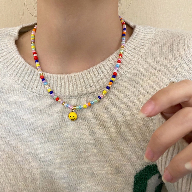 Kalung Rantai Dengan Liontin Kartun Smiley Asimetris Untuk Wanita
