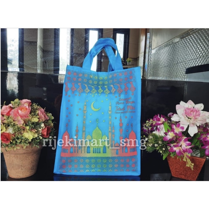 

Termurah !! GOODIE BAG IDUL FUTRI 30x40cm ( 1lusin) / tas bingkisan lebaran / tas parcel idul Fitri / tas spoundbond