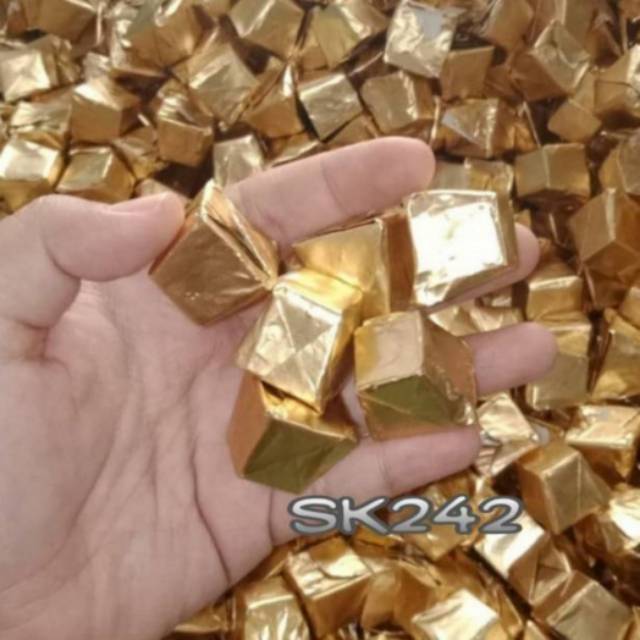 

Coklat Piramid leburan coklat silverquen + cadbury (isi kacang alkond & mete) FRESH 1 kg