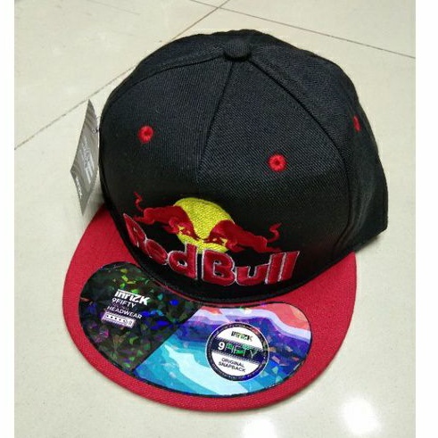 topi red bull
