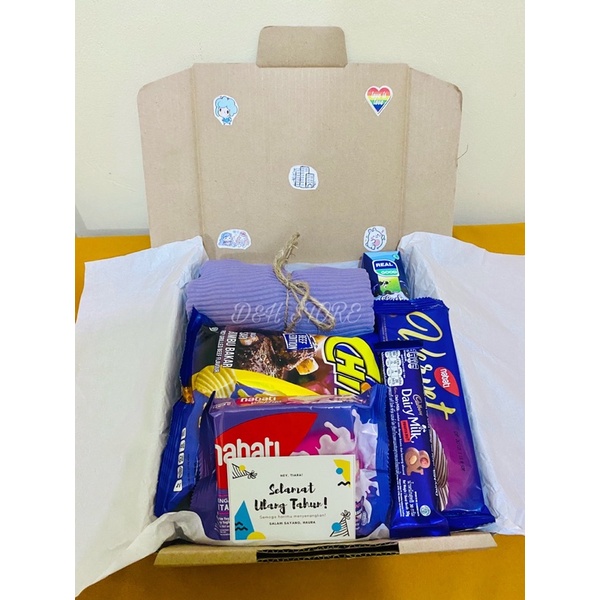 

[Purple] Snack Gift Box + Hijab | Hampers Snack Box + Hijab Plisket | Kado Ulang Tahun | Kado Wisuda