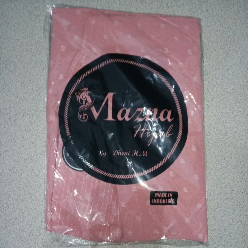 bergo/jilbab/khimar one tone crinkle uragiri oval by mazna/tudung/başörtüsü-Salem