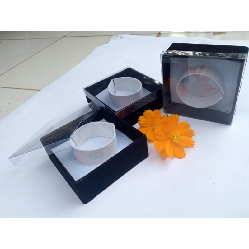 box gelang tutup mika ukuran 8*8 , penyimpanan gelang