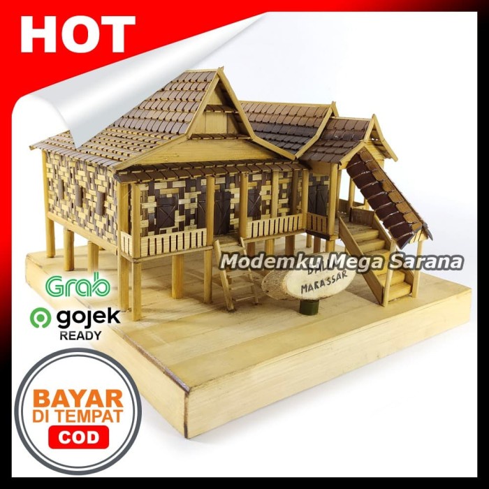 Miniatur Rumah Adat Makassar Balla Lompoa dari Bambu 15x15 cm