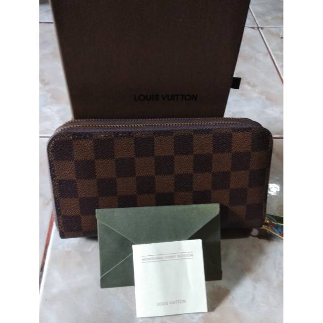 Dijual dompet Lv Damier brown new resleting 2 lengkap dengan box dan sertifikat.