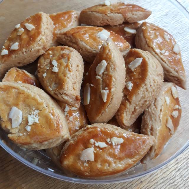 

KUE KERING LEBARAN ALMOND 500 GRAM