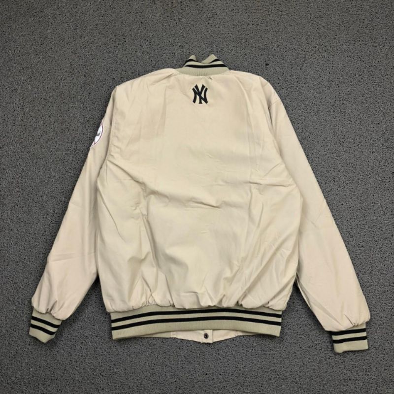 JAKET PRIA VARSITY BOMBER MITCHELL&amp;NES NEW YORK YANKEES KREM TERBARU