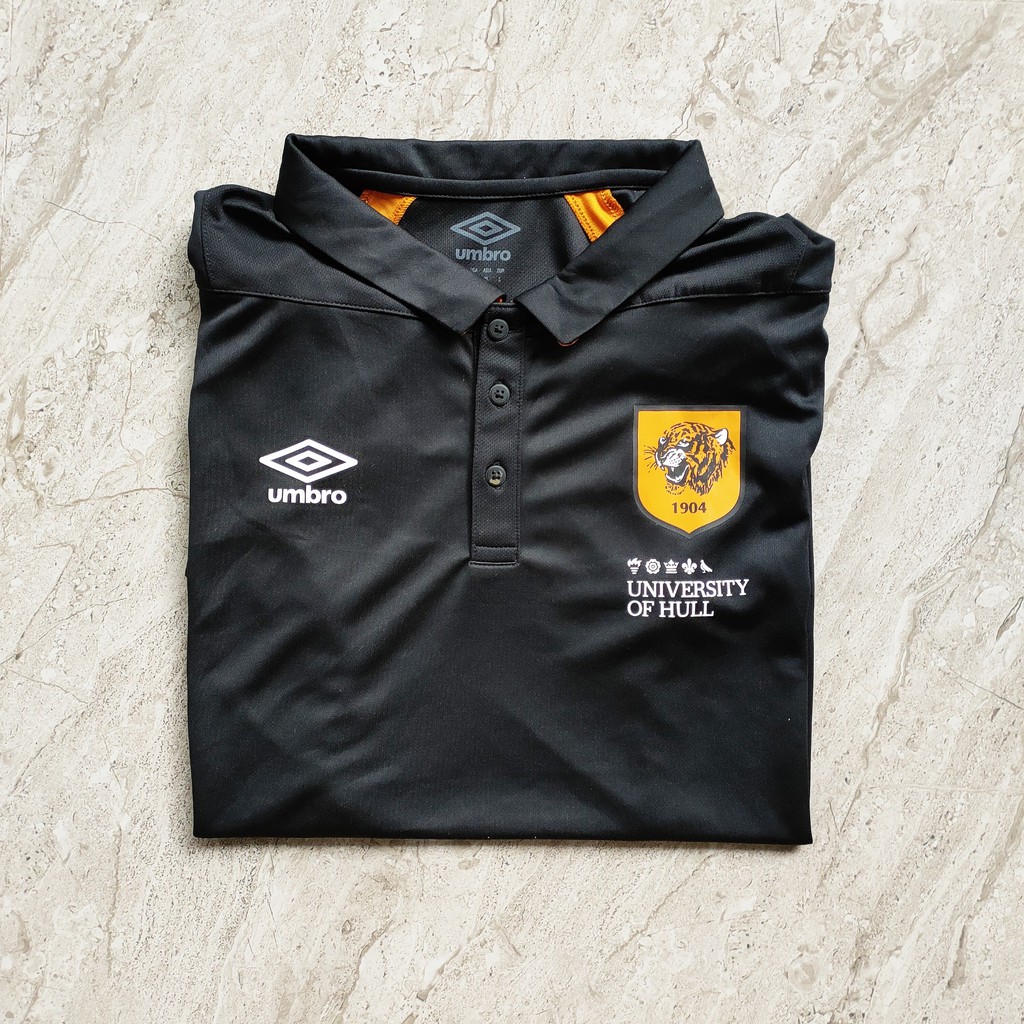 UMBRO ORIGINAL Jersey Hull City Club Baju Bola Pria Original Kerah Hitam Kuning
