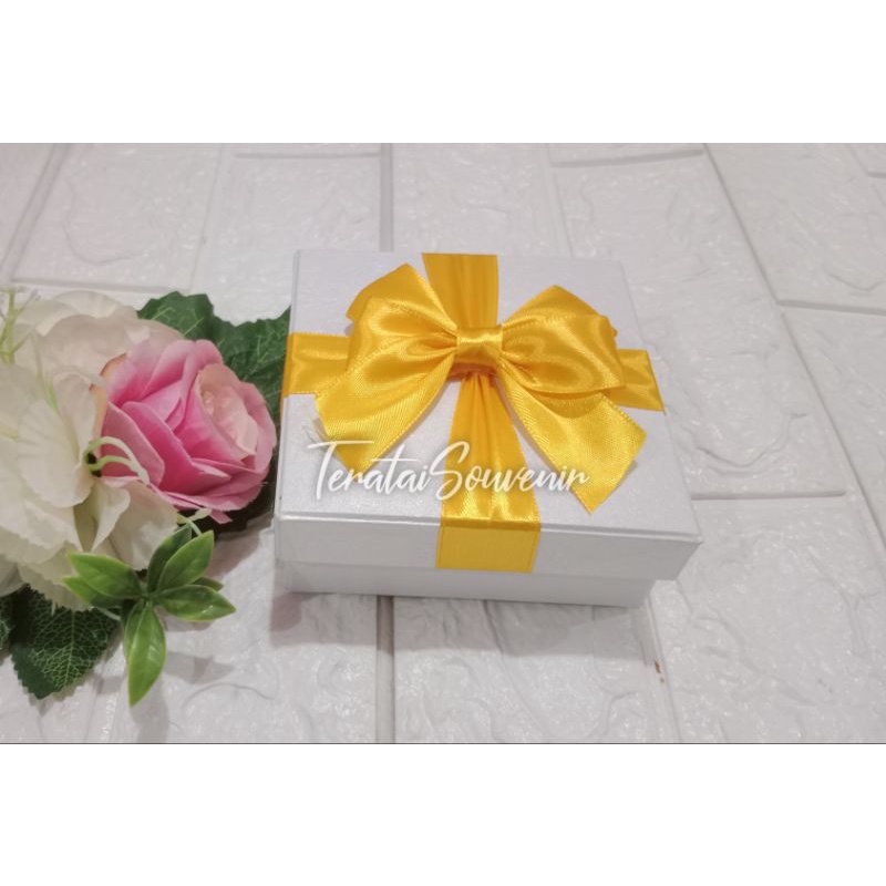 

kotak kado/gift box cover fancy paper 10x10x4