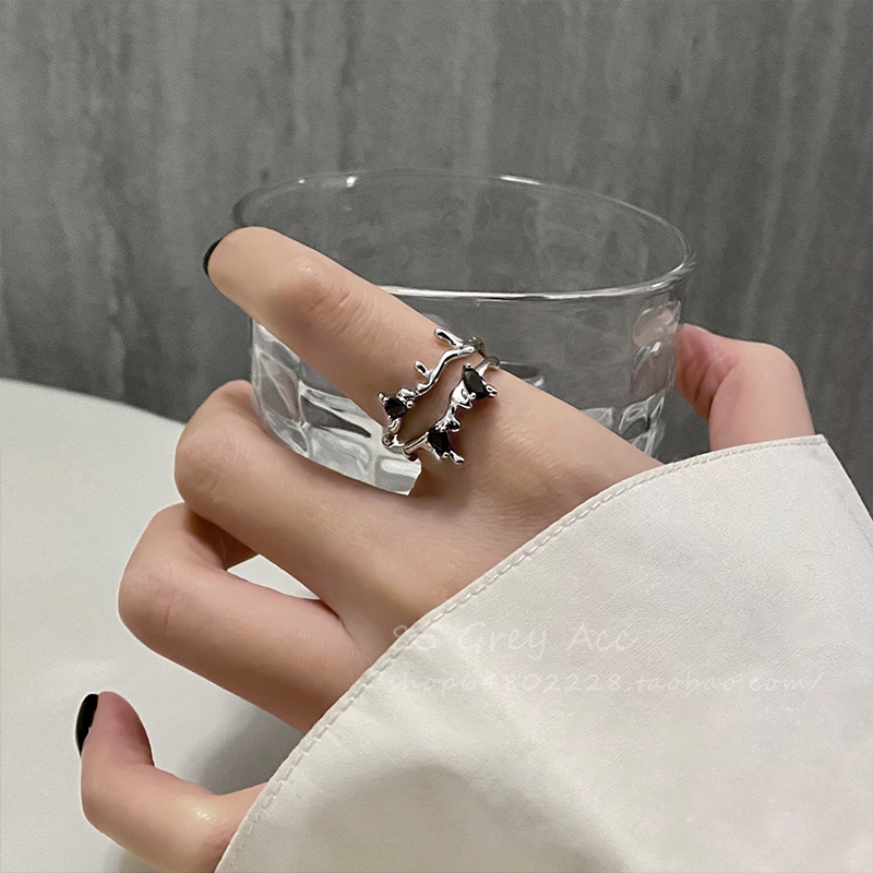 Set Cincin Model Terbuka Desain Cabang Bunga Aksen Kristal Warna Hitam Gaya Retro Untuk Wanita