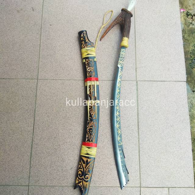 Mandau mando ukir etnik dayak tanduk asli kalimantan