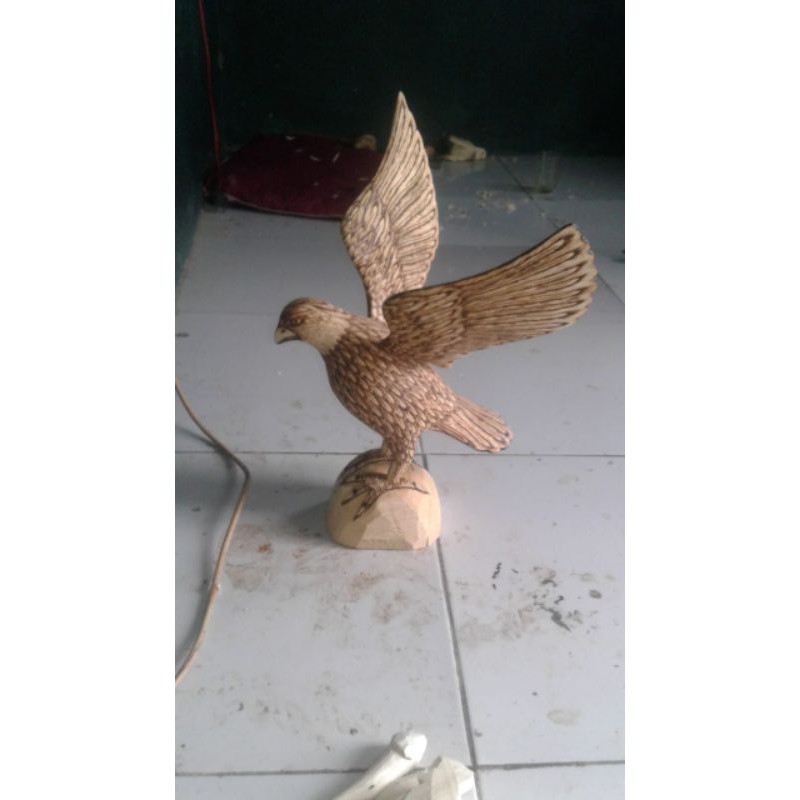 patung burung elang solder