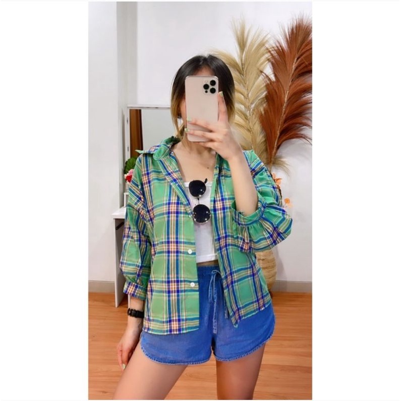 KEMEJA OVERSIZE WANITA  KEMEJA OSLIN CASUAL BLOUSE KOTAK KOTAK FLANEL WANITA BAHAN KATUN PREMIUM LENGAN PANJANG FULL KANCING KEKINIAN TERBARU KOREA KOREAN STYLE WANITA CEWEK TARTAN TWO TONE CROP TOP THRIFT  KEMEJA GUILEN LENGAN BALON SIZE L LD 90 Cm-Dilla kotak tosca