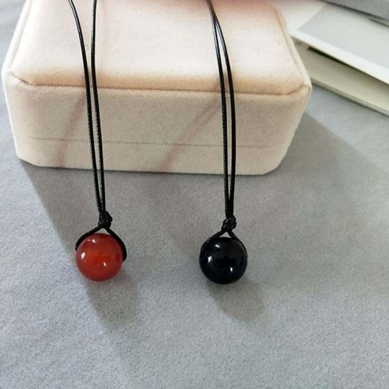 Kalung Rantai Klavikula Hias Liontin Batu Akik Warna Merah Hitam Bahan Logam Gaya Vintage Untuk Wanita