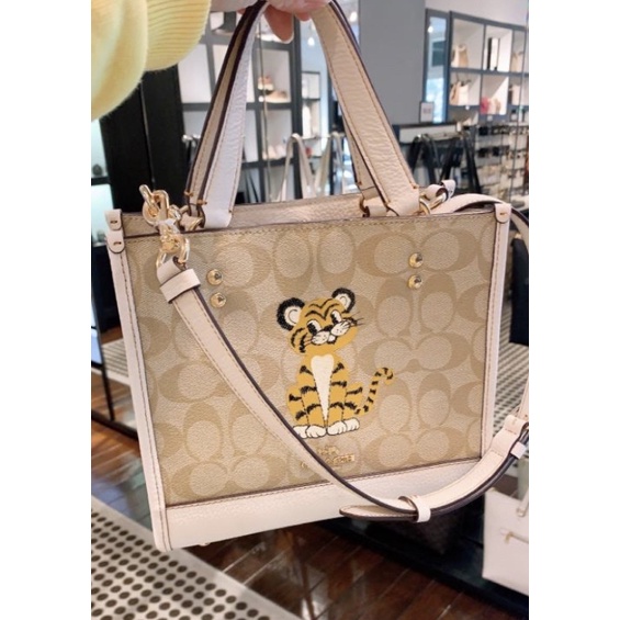 Coach Field Tote 22 In Signature Canvas With Tiger (C7001)
