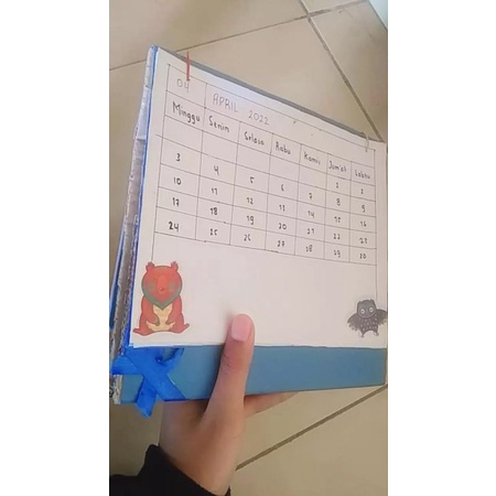 

Kalender 2022 dari kardus