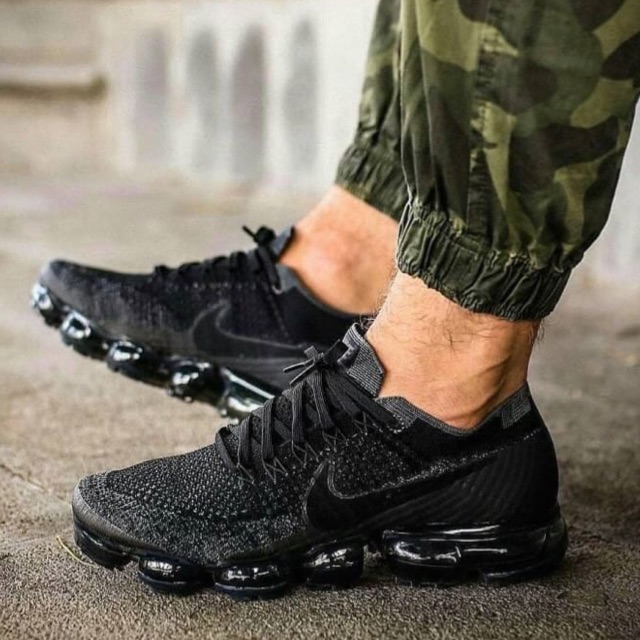 triple black vapormax mens