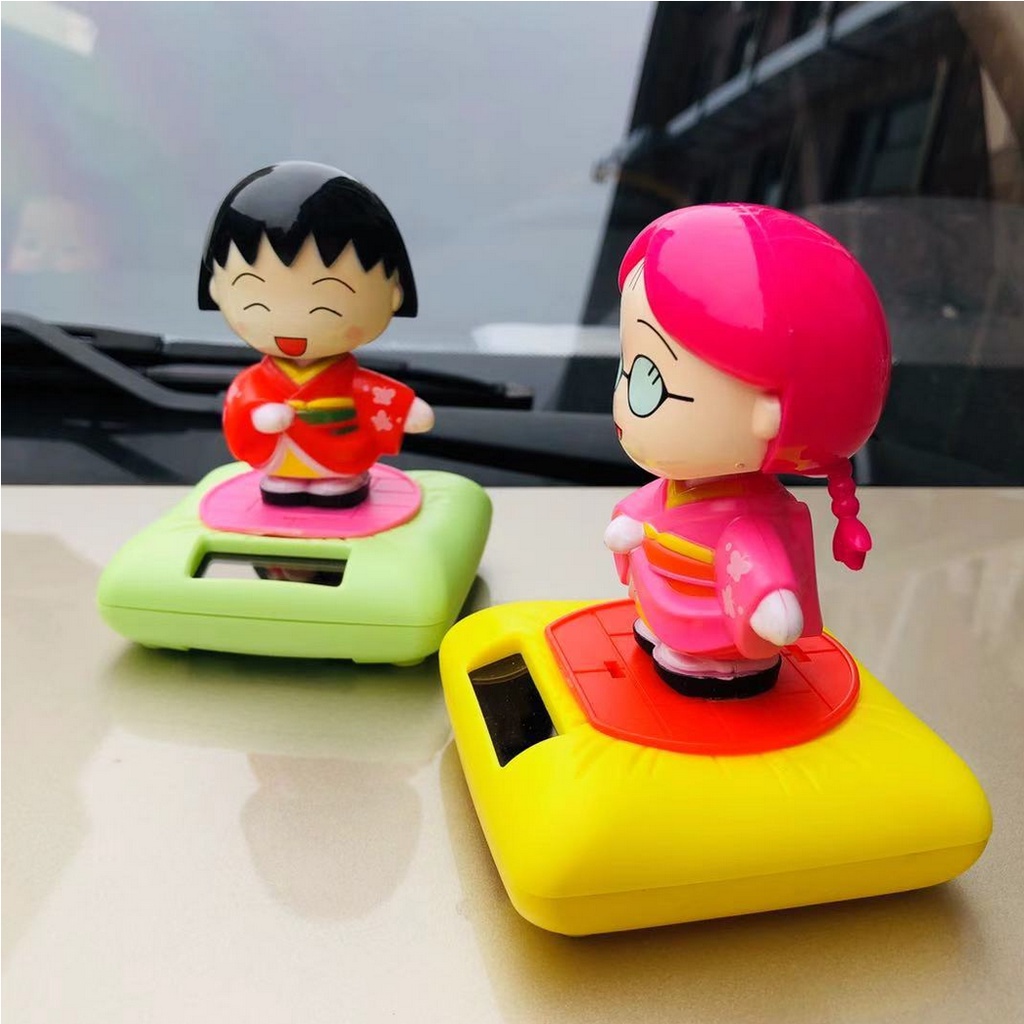 CHIBI MARUKO CHAN n TAMAE HONAMI Boneka Figure Miniatur Pajangan Mobil Solar Power Goyang Kepala Shacking Head