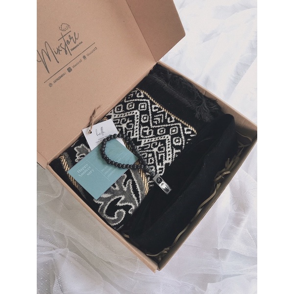 

BOX HAMPERS MUSLIM BLACK/GRADUATION/BIRTHDAY/ANNIVERSARY [WAJIB CANTUMKAN KARTU UCAPAN]