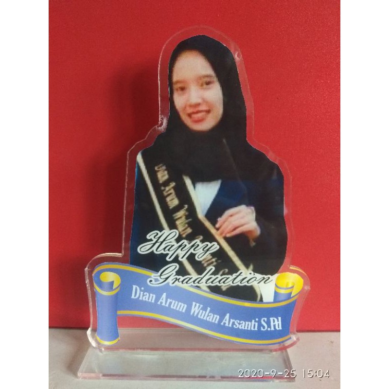 plakat akrilik hadiah wisuda