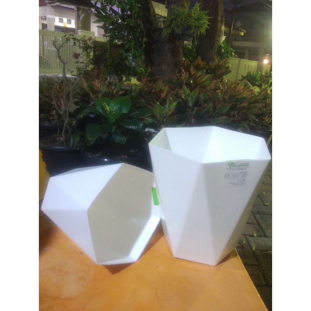 POT BUNGA 20 & 25 Tabitha DIAMOND Pot Unik Warna Putih dan Bening