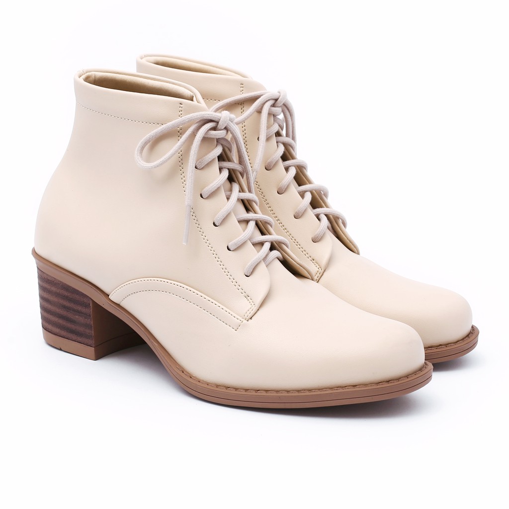 KHK by Khakikakiku Beverly Boots Cream