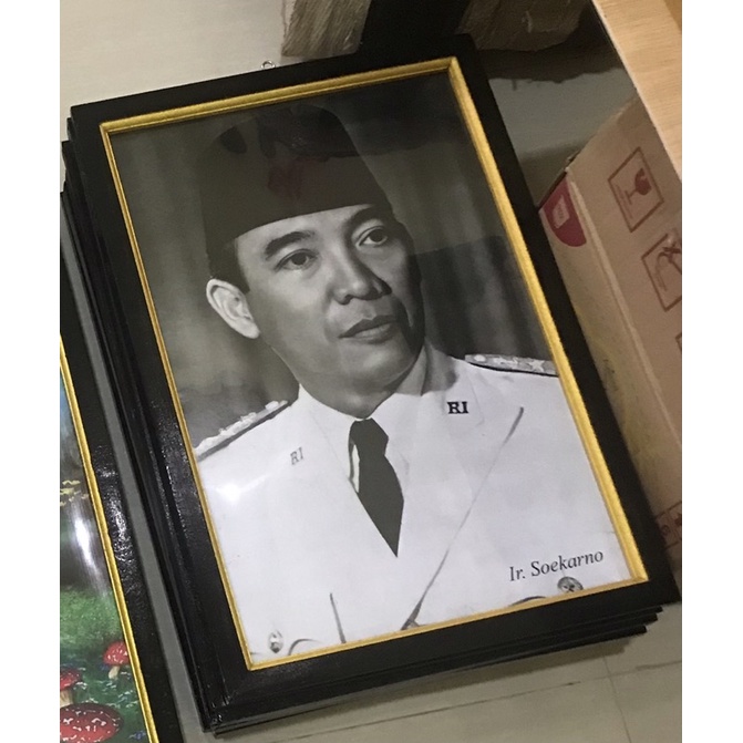 Cetak Poster Gambar Ir. Soekarno plus bingkai ukuran 52*35