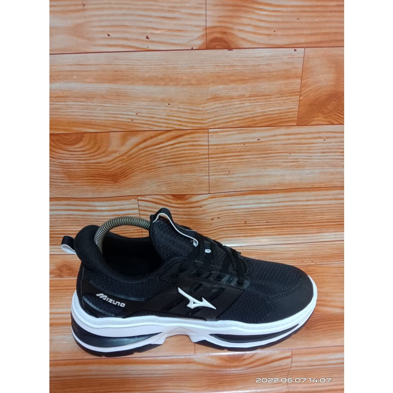 sepatu running wanita