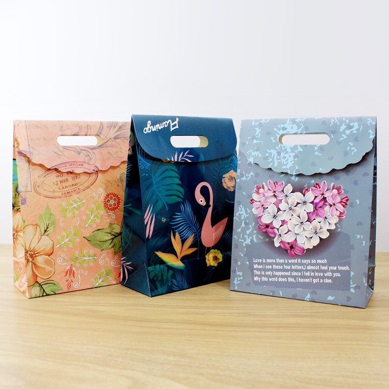 

paper bag bunga/ paper bag ulang tahun/ paper bag kado/ paper bag murah/ paper bag unik/ paper bag