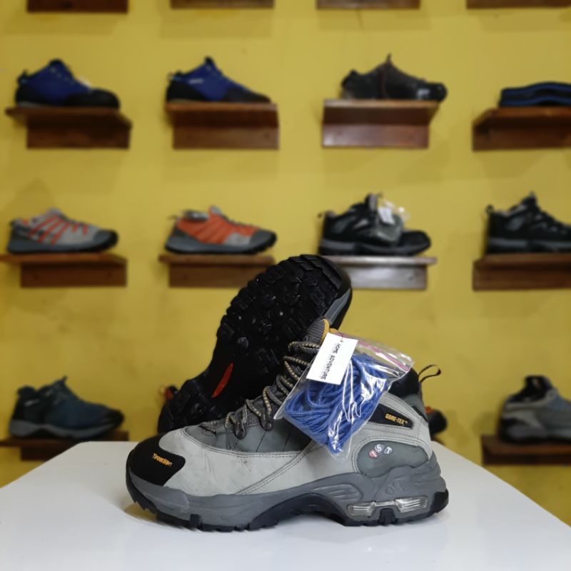 SEPATU GUNUNG SECOND TREKSTA SZ 44 + BONUS TALI SEPATU GUNUNG