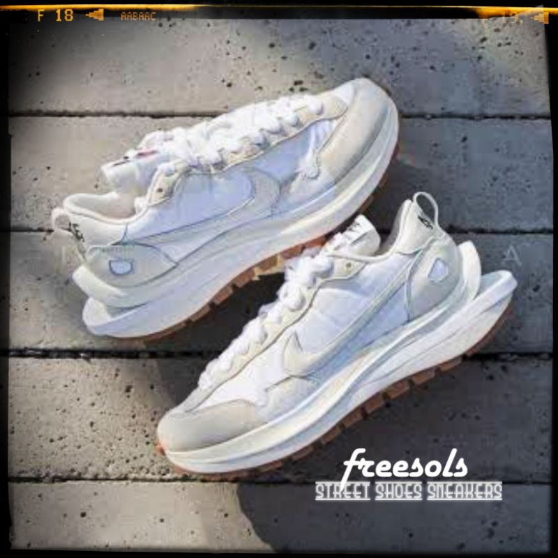 Sepatu Sneakers Air Vaporwaffle x Sacai "Sail"