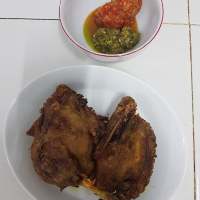 

Bebek ungkep RATU setengah ekor+sambel mangga ijo +sambel bawang goreng