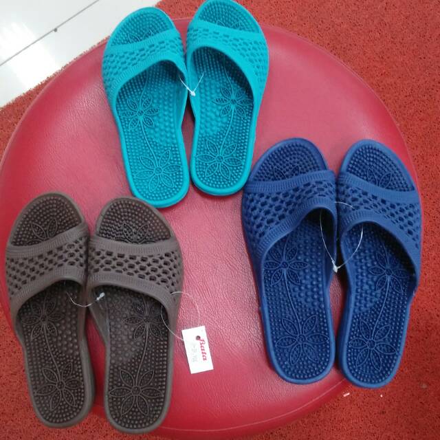 Bata sendal karet
