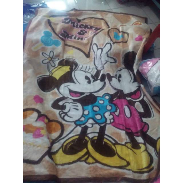 Selimut karakter list tebal