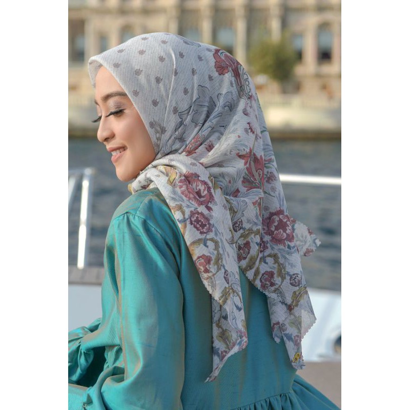 READY Royale Series White Buttonscarves