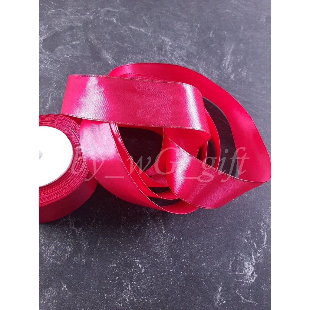 

Pita Satin Pink Fusia List Emas; Lebar 3.8 cm; Panjang 25 yard