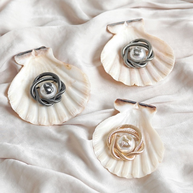✅ READY BUTTONSCARVES SWIRLED PEARL BROOCH