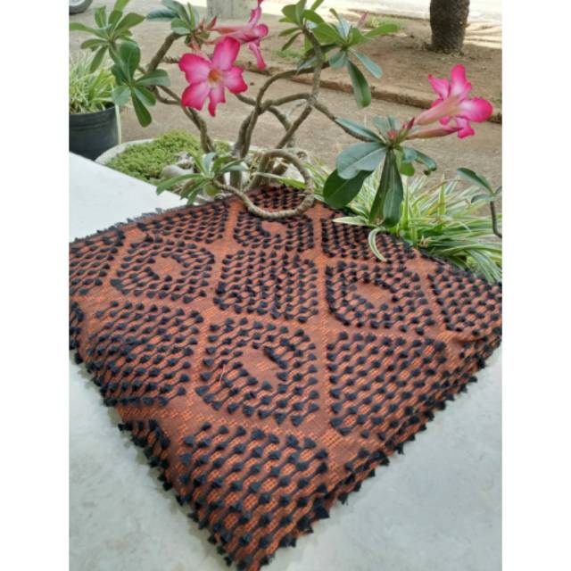 Kain tenun sutra bulu